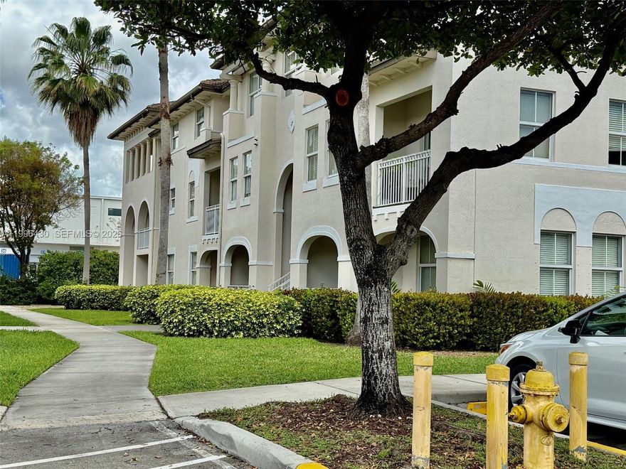 Huge Corner-Condo in Doral 1,500 Sq ft. 2 ASSIGN PARKING SPACES. Biggest unit in the Community, beautiful Condo with 3 Beds and 2.5 Bath in St Moritz at Island at Doral. Living area on the 1st floor and bedrooms on the 2nd floor. Model: Mont Viso, Living-dining combination and SEPARATE FAMILY ROOM. Big kitchen with Stainless Still appliances and Granite counter top. Separate laundry are w/ Washer and Dryer. Ceramic floor downstairs and wood on the second floor. Community Pool, Gym, Island at S
Doral Clubhouse. Great Schools and close to main highways (Florida's turnpike, 836 and 826) entertaintment (Downtown Doral, City Place) and Shopping (International & Dolphin Mall). Buyer has to pay $2,000 plus 2 month ($ 132 each) as a Title transfer to Island at Doral Master.