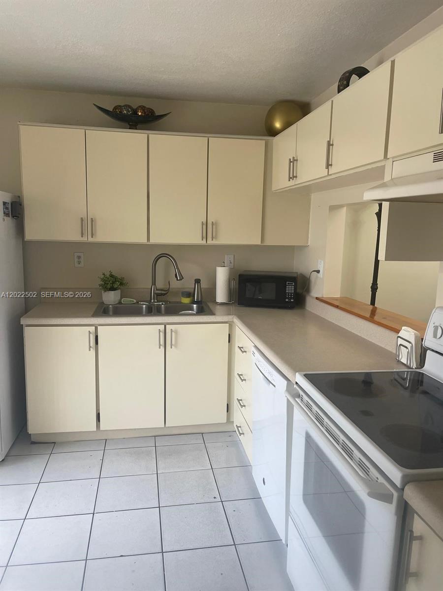 BANYAN TREE CONDO #11 - Residential