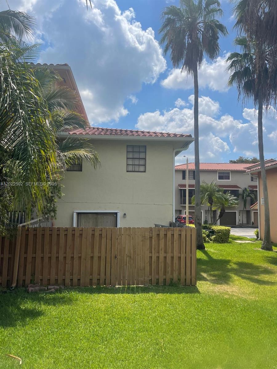 BANYAN TREE CONDO #11 - Residential