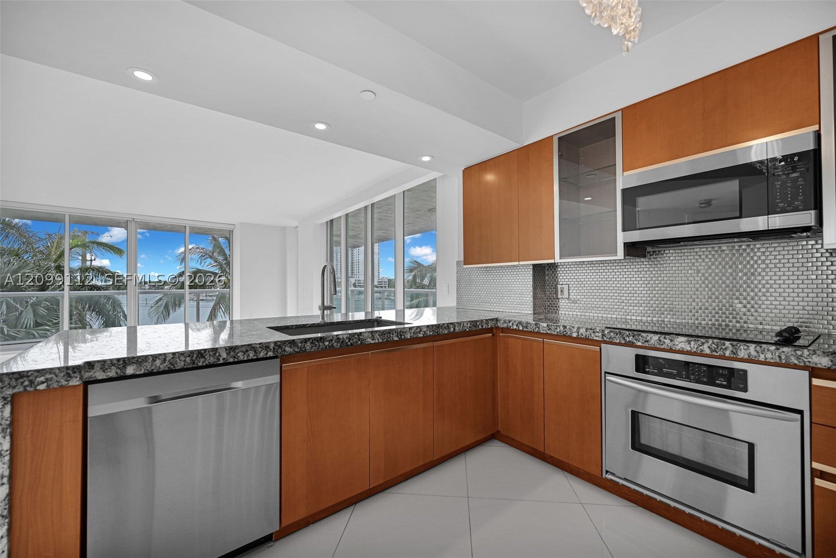 10 VENETIAN WAY 404