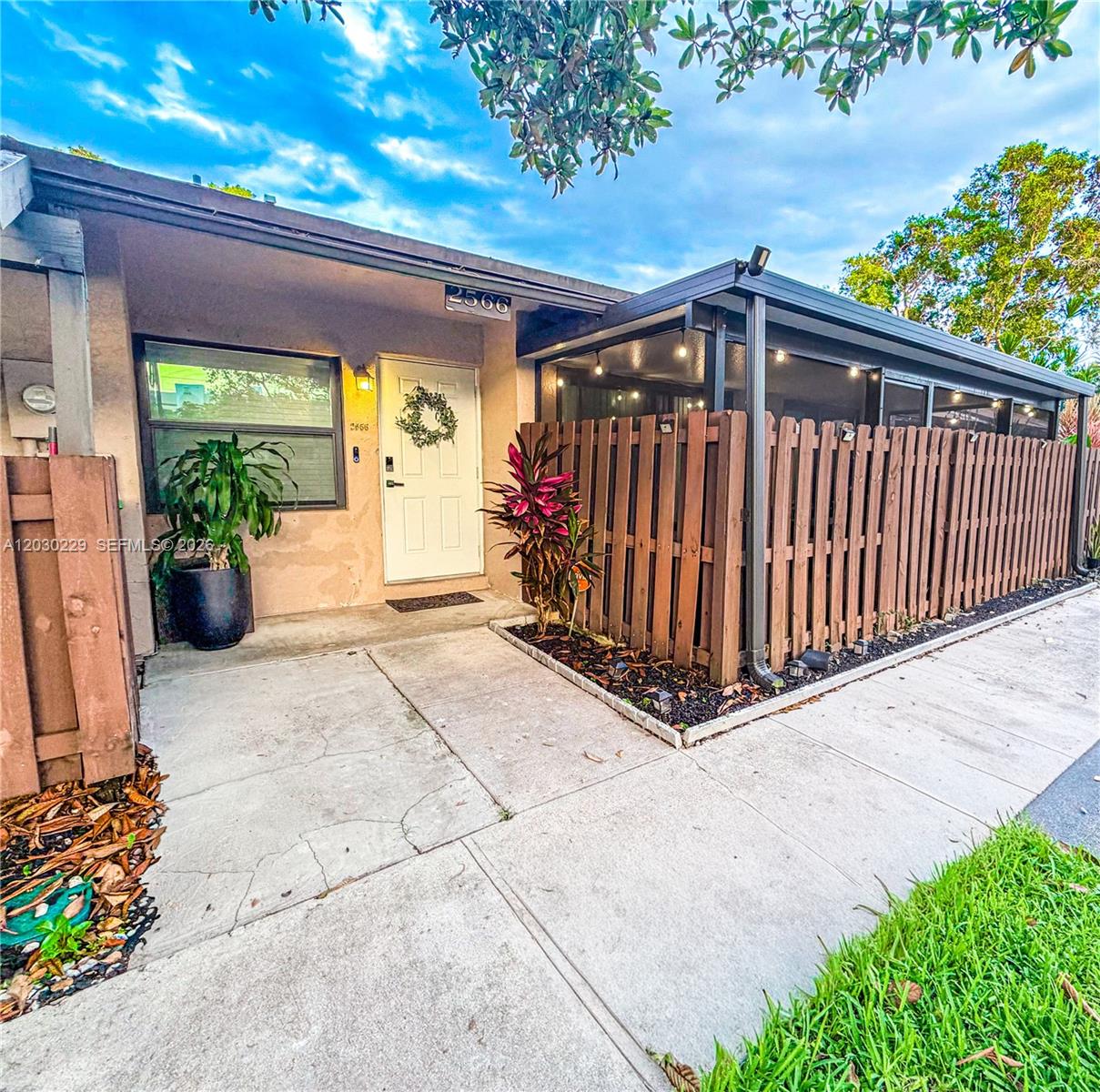 2566 N Nob Hill Rd