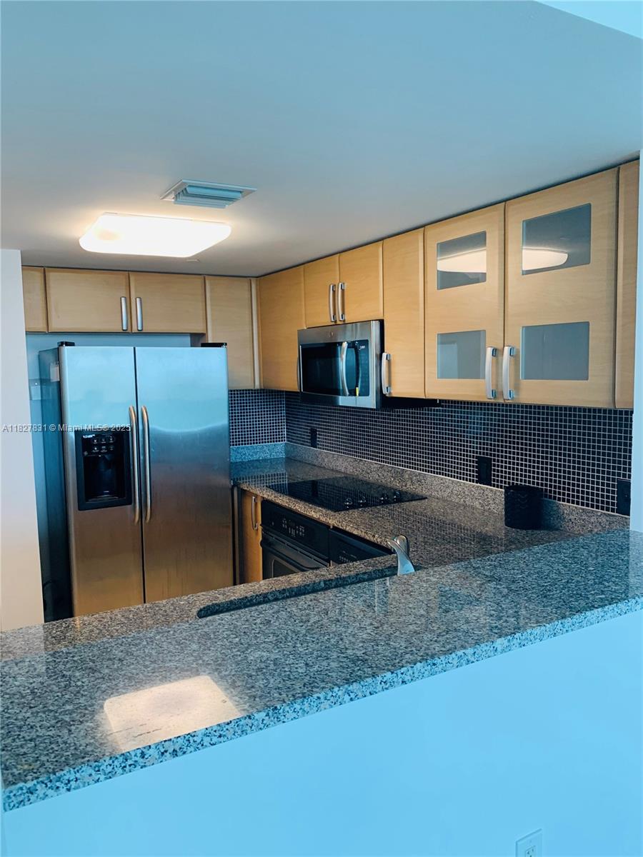 BEST DEAL IN BUILDING! Gorgeous condo with wood & marble floors throughout. Large walk-in closet. Italian style kitchen with granite, SS appliances, Washer/Dryer inside condo. Located at the Skyline on Brickell. Enjoy resort-style pool & spa, Bayfront fitness center, cafe, convenience store, tennis, sauna, Marina!! 24-HR security.