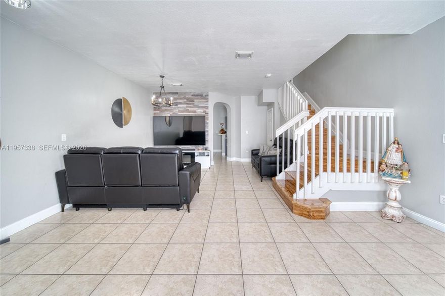 TURN KEY TOWNHOME! EXCELLENT AREA, GREAT STARTER HOME. FHA APPROVED & MOVE IN READY!
EASY SHOW.