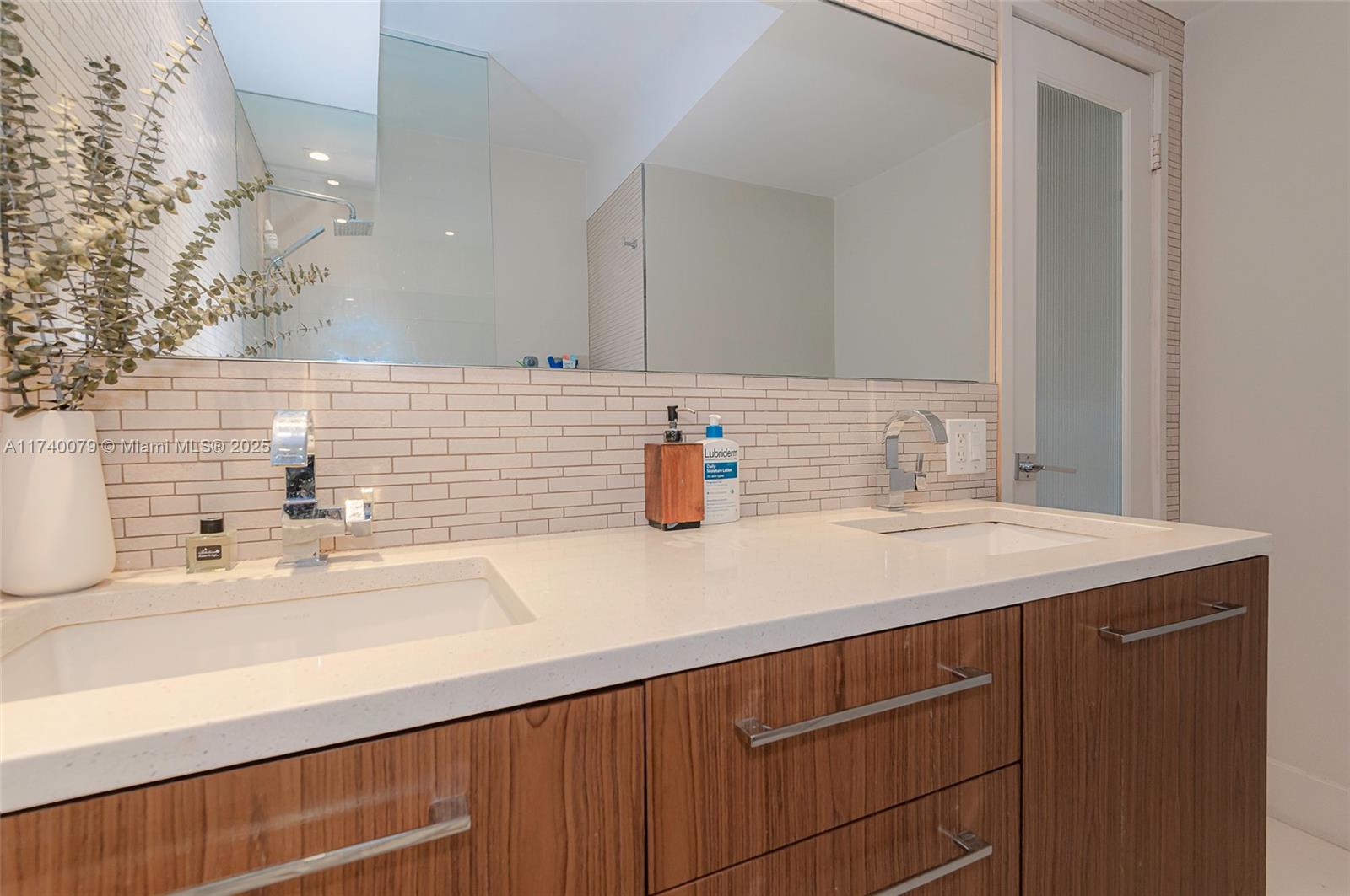 MIRADOR 1000 CONDO - Residential