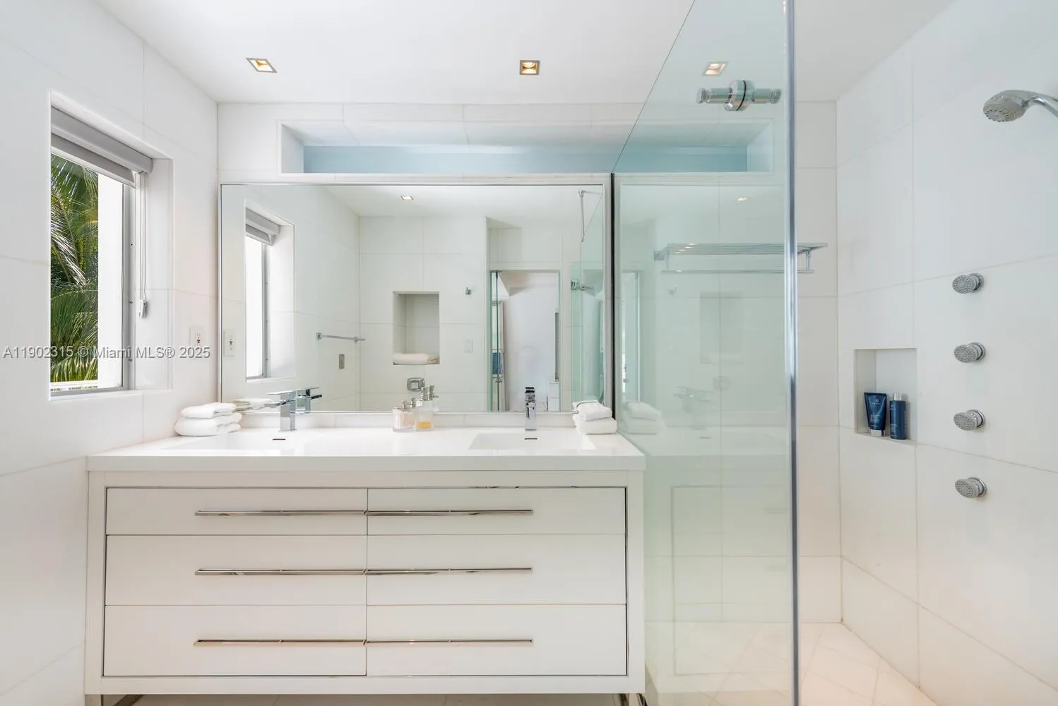 Miami Beach, Florida 33139, United States, 3 Bedrooms Bedrooms, ,3 BathroomsBathrooms,Residential,Active,234592