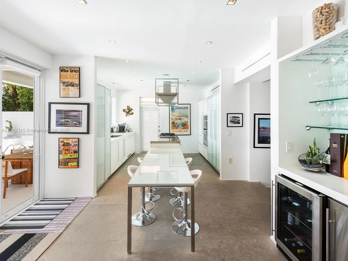 Miami Beach, Florida 33139, United States, 3 Bedrooms Bedrooms, ,3 BathroomsBathrooms,Residential,Active,234592