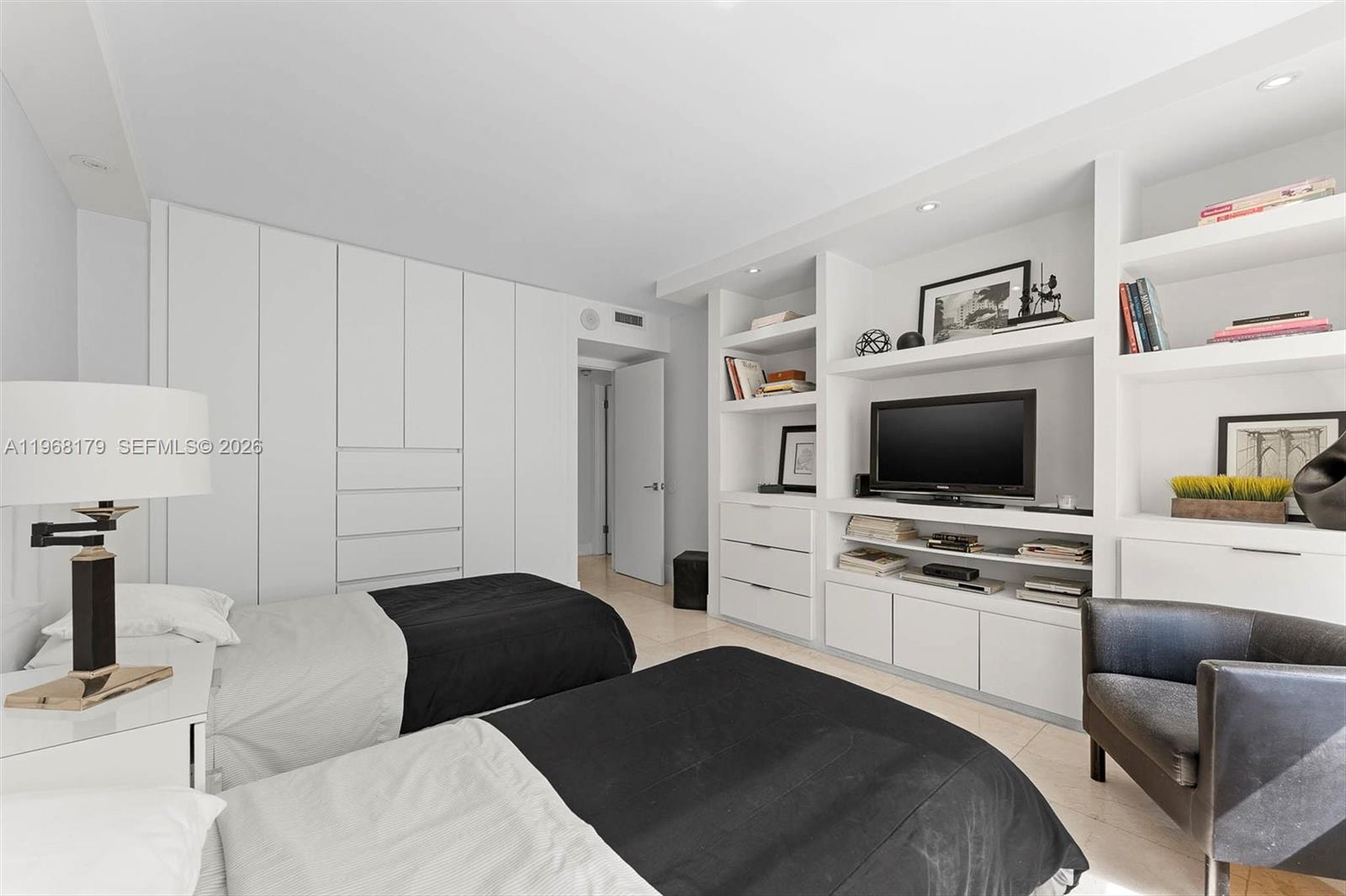 COMMODORE CLUB SOUTH COND - Residential