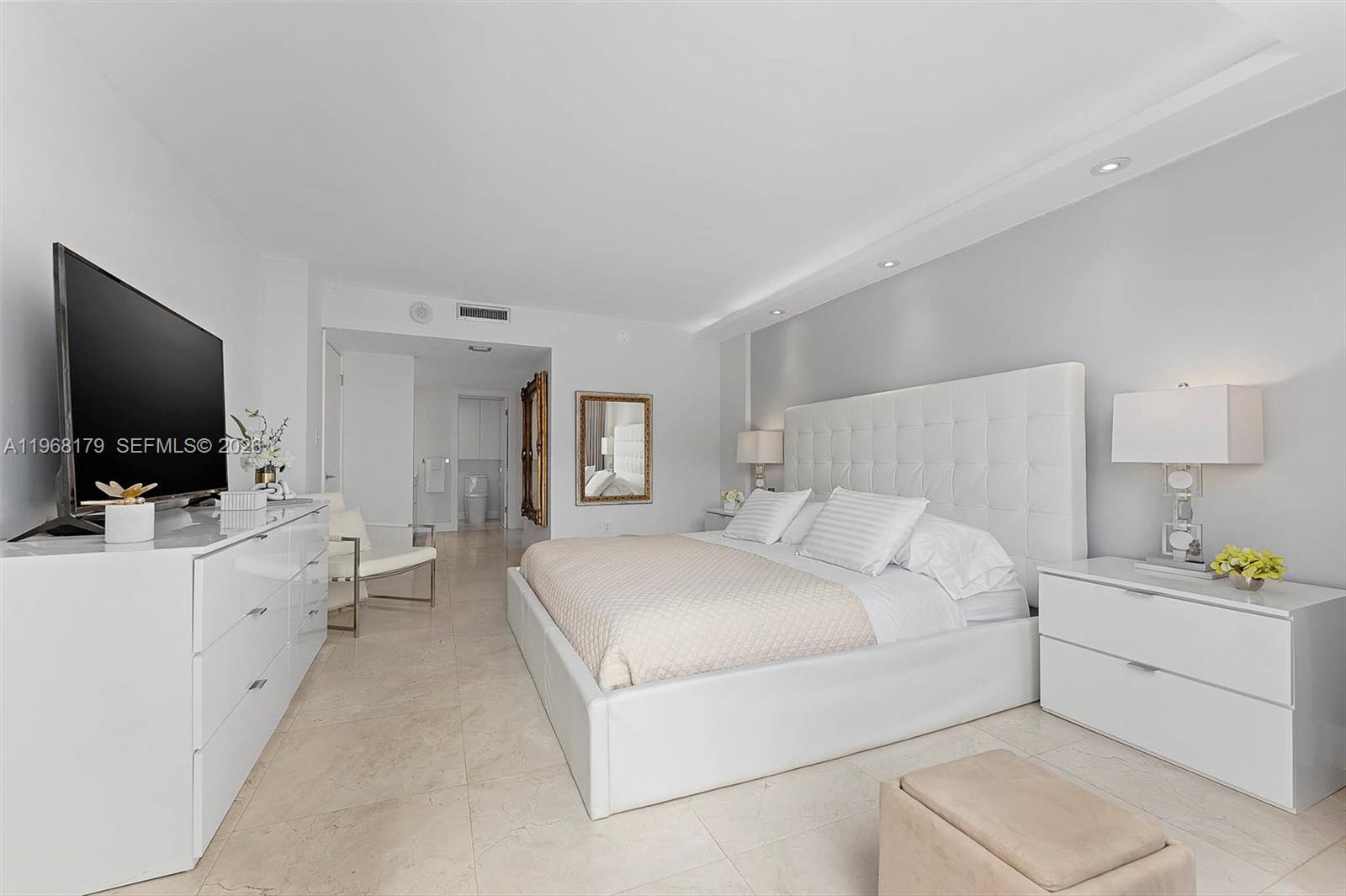 COMMODORE CLUB SOUTH COND - Residential