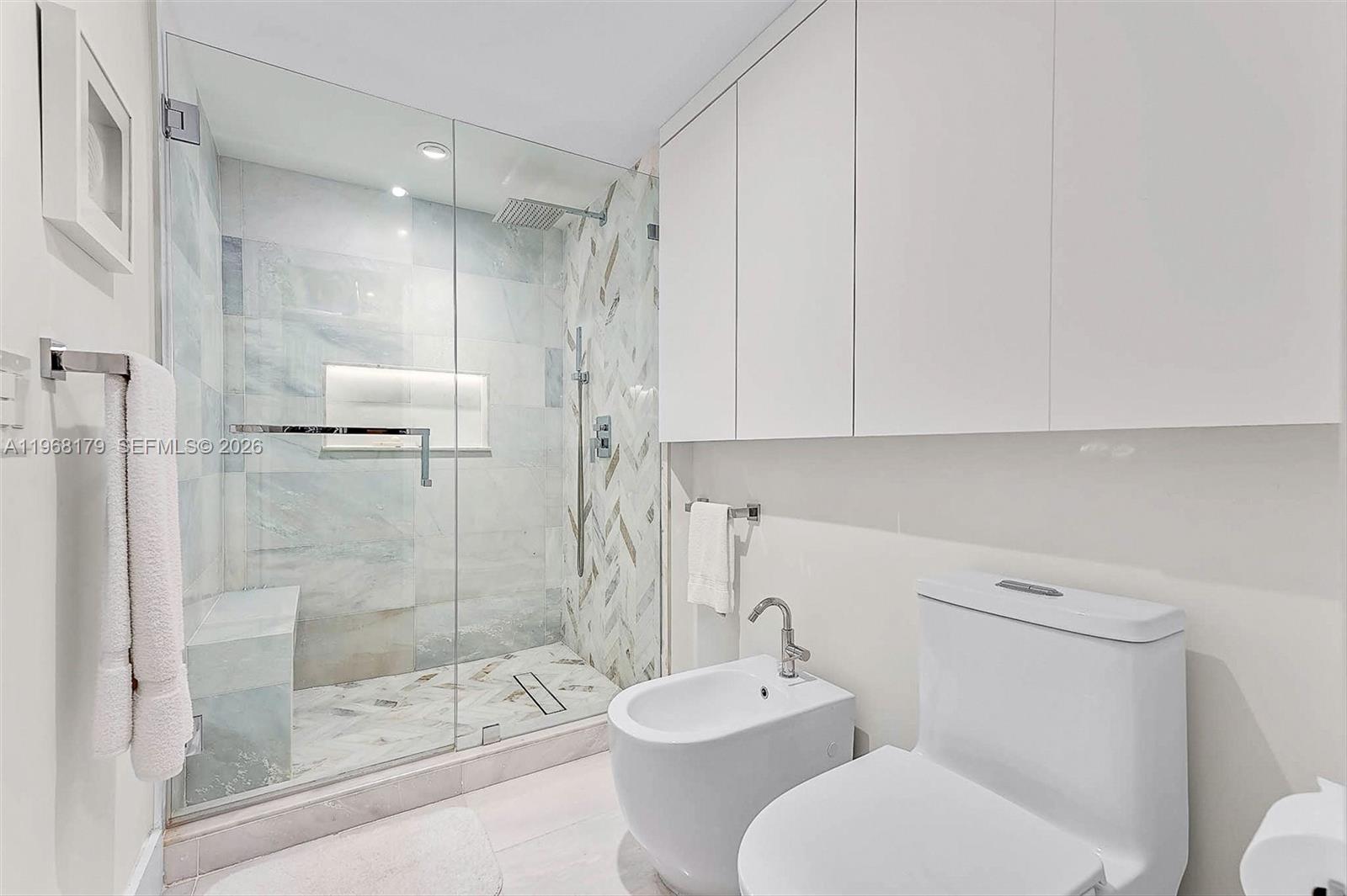 COMMODORE CLUB SOUTH COND - Residential