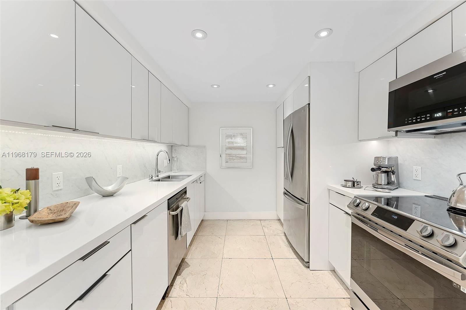 COMMODORE CLUB SOUTH COND - Residential