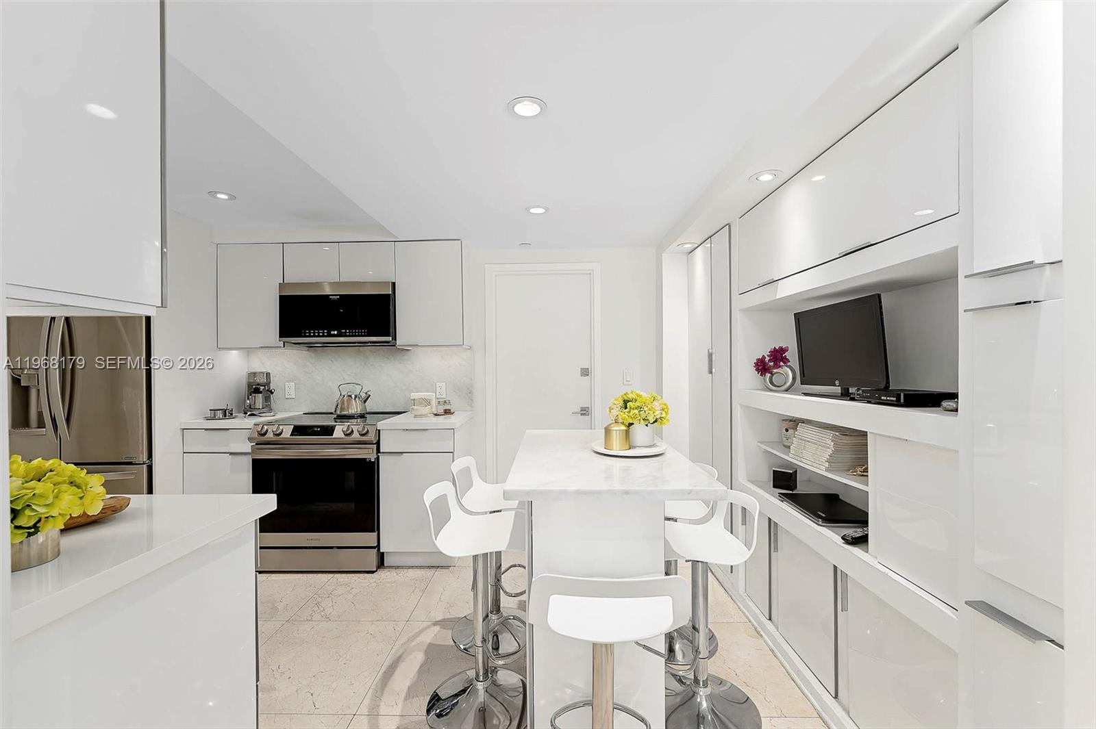 COMMODORE CLUB SOUTH COND - Residential