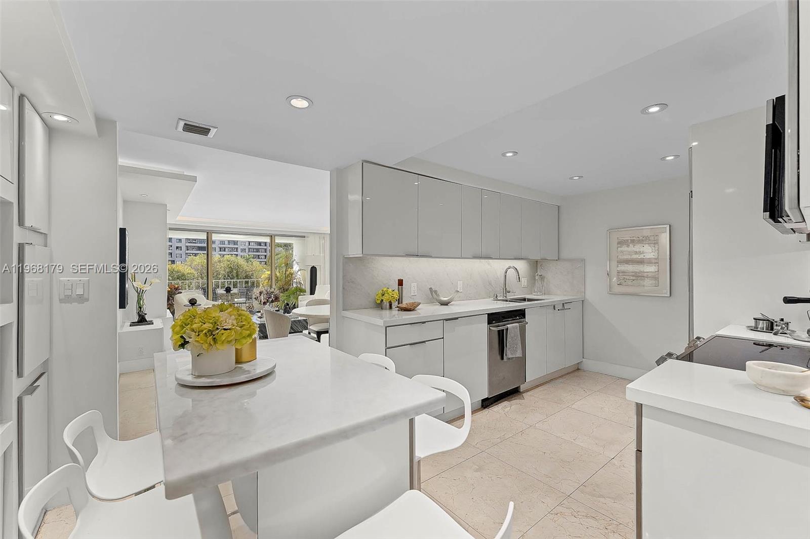 COMMODORE CLUB SOUTH COND - Residential