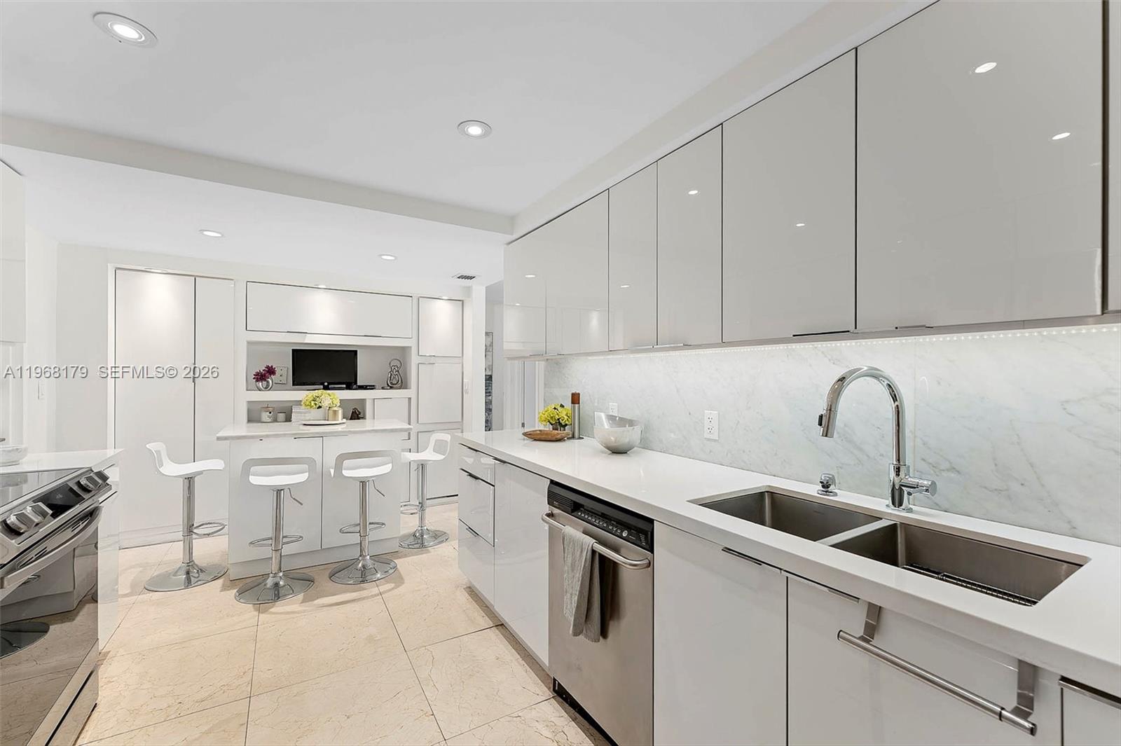 COMMODORE CLUB SOUTH COND - Residential