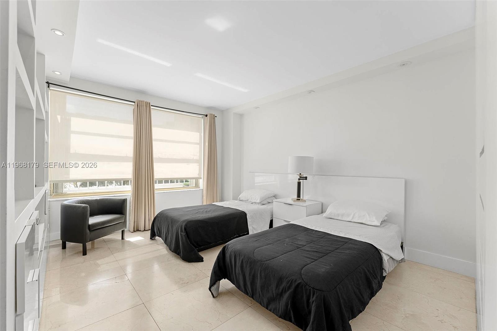 COMMODORE CLUB SOUTH COND - Residential