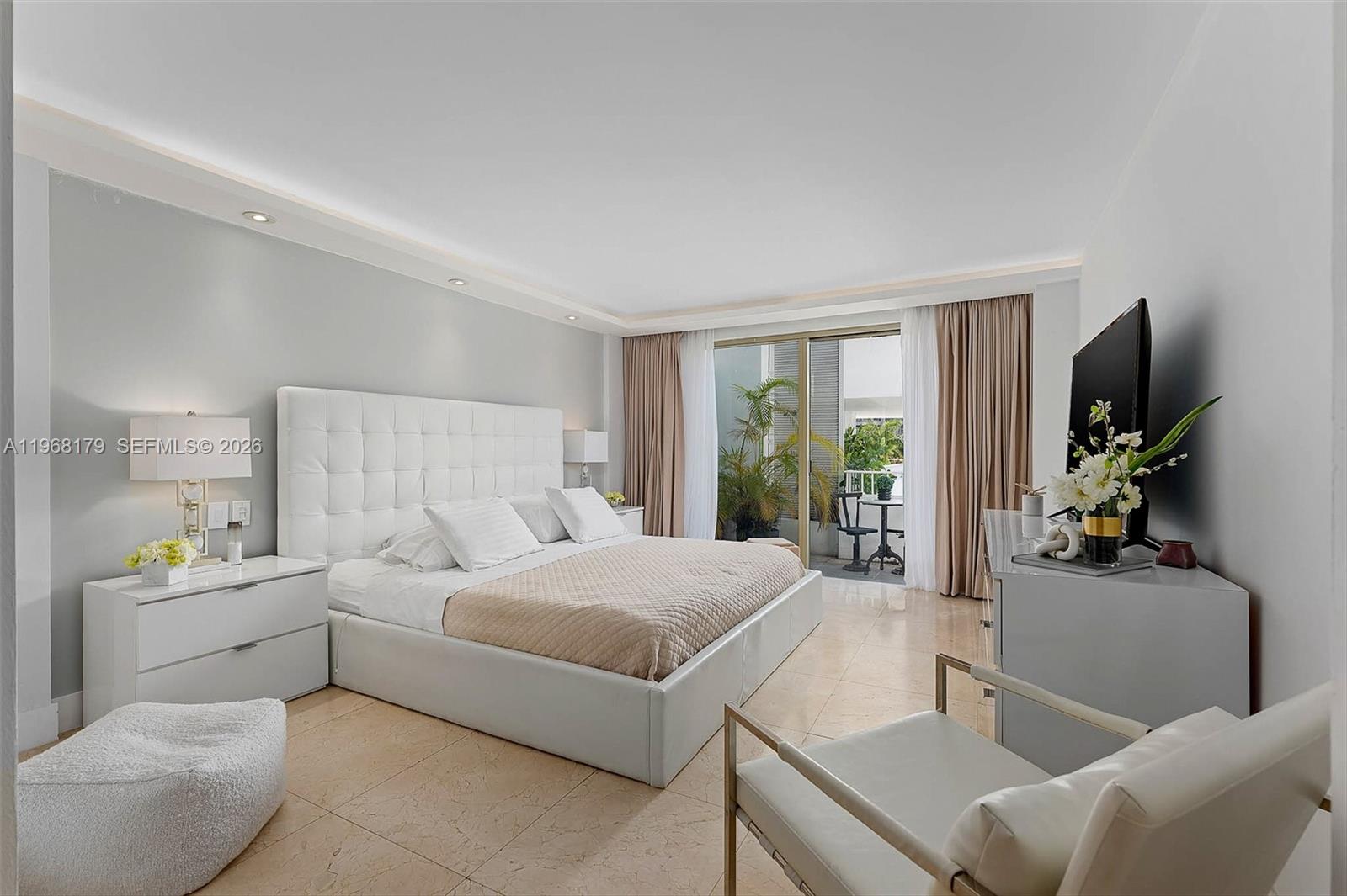 COMMODORE CLUB SOUTH COND - Residential