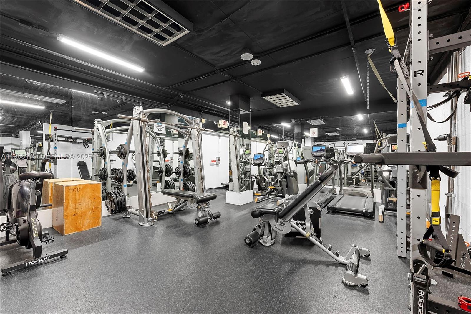 COMMODORE CLUB SOUTH COND - Residential