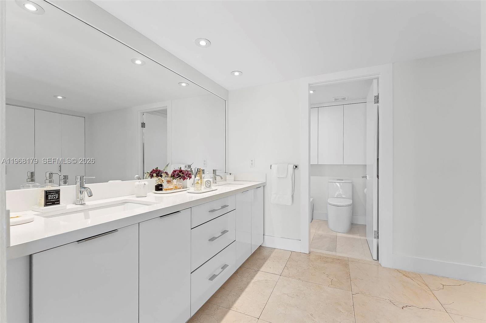 COMMODORE CLUB SOUTH COND - Residential