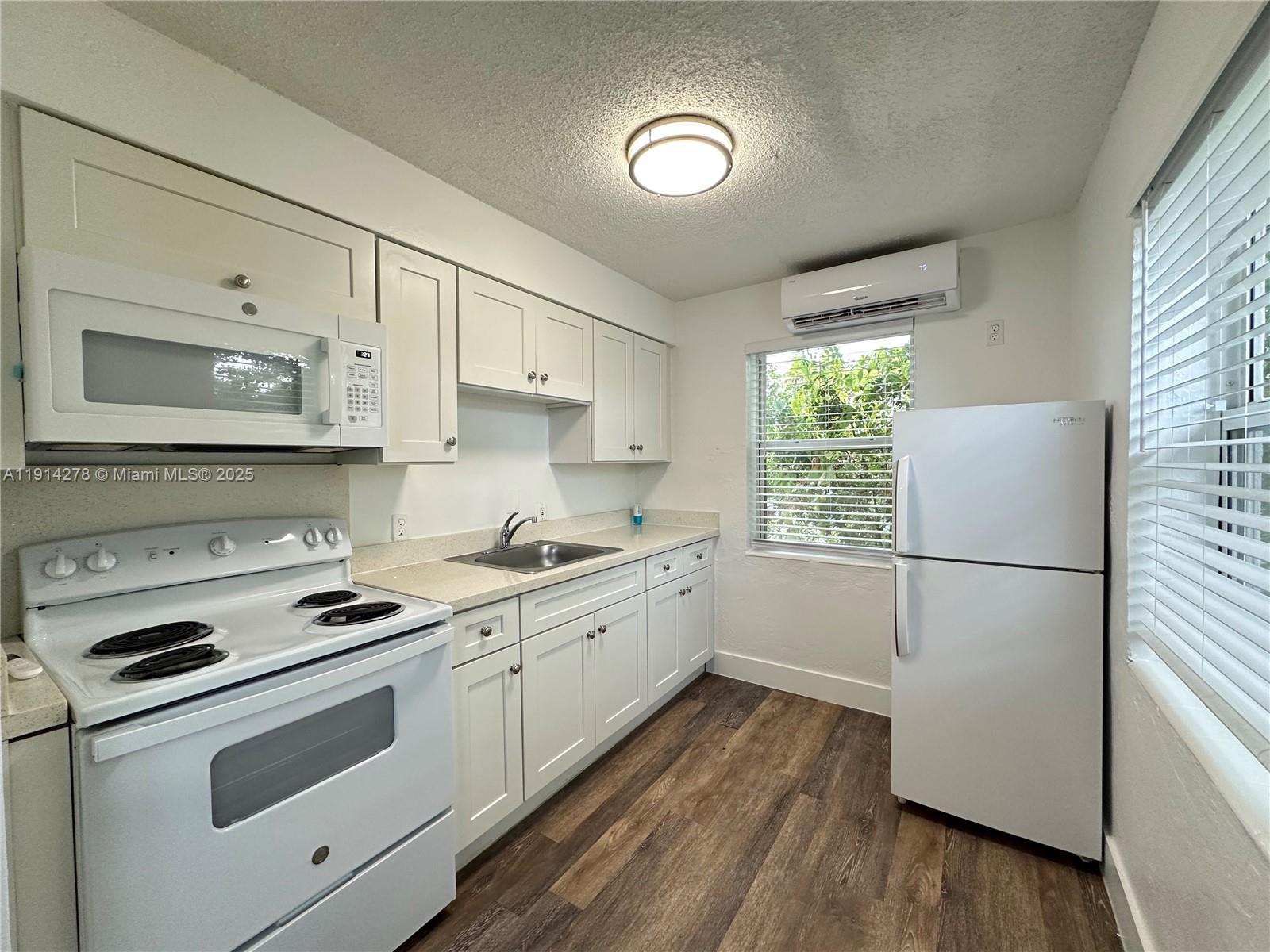 NORTH HOLLYWOOD SQUARE AM - Residential Lease