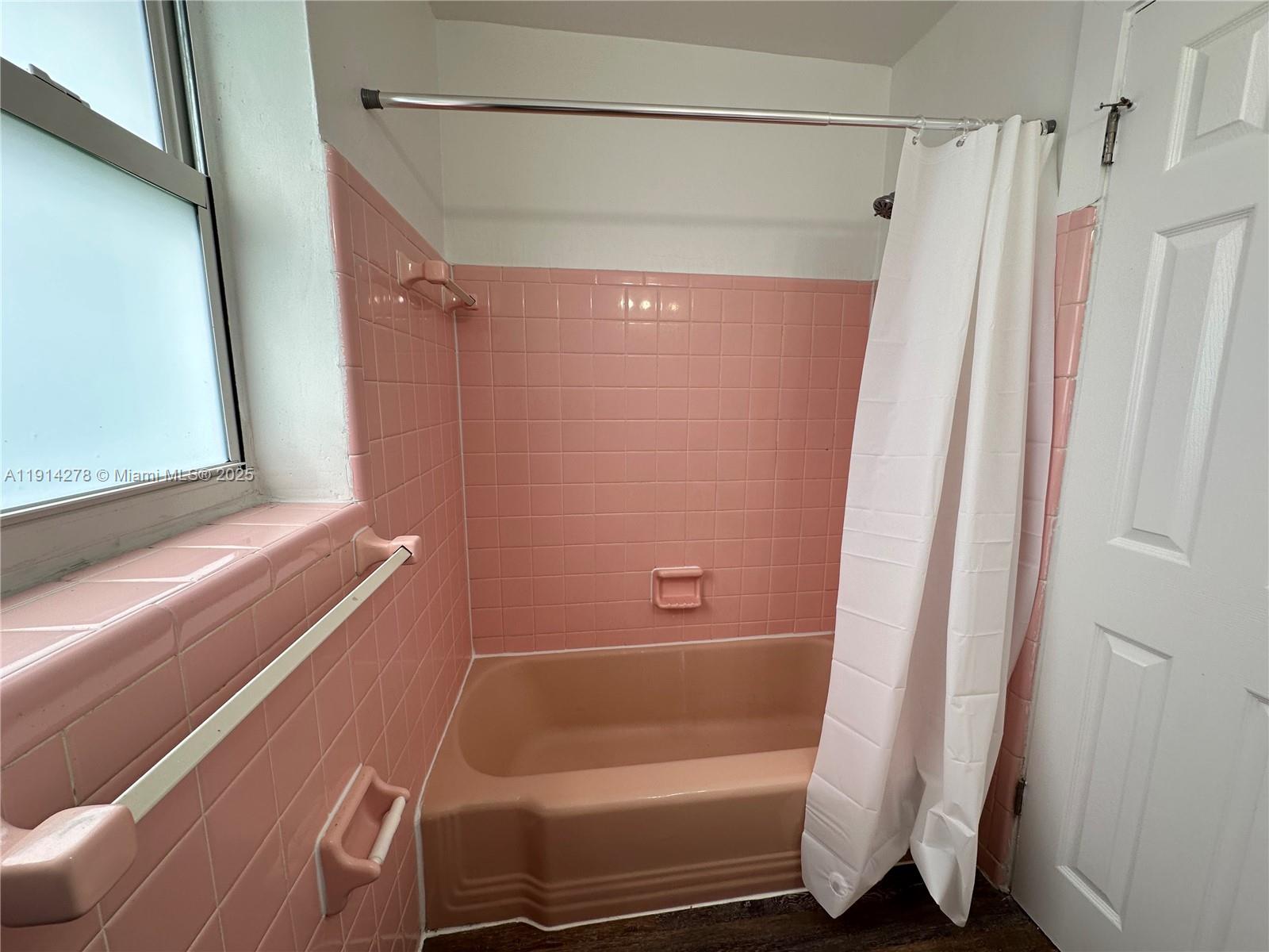 NORTH HOLLYWOOD SQUARE AM - Residential Lease