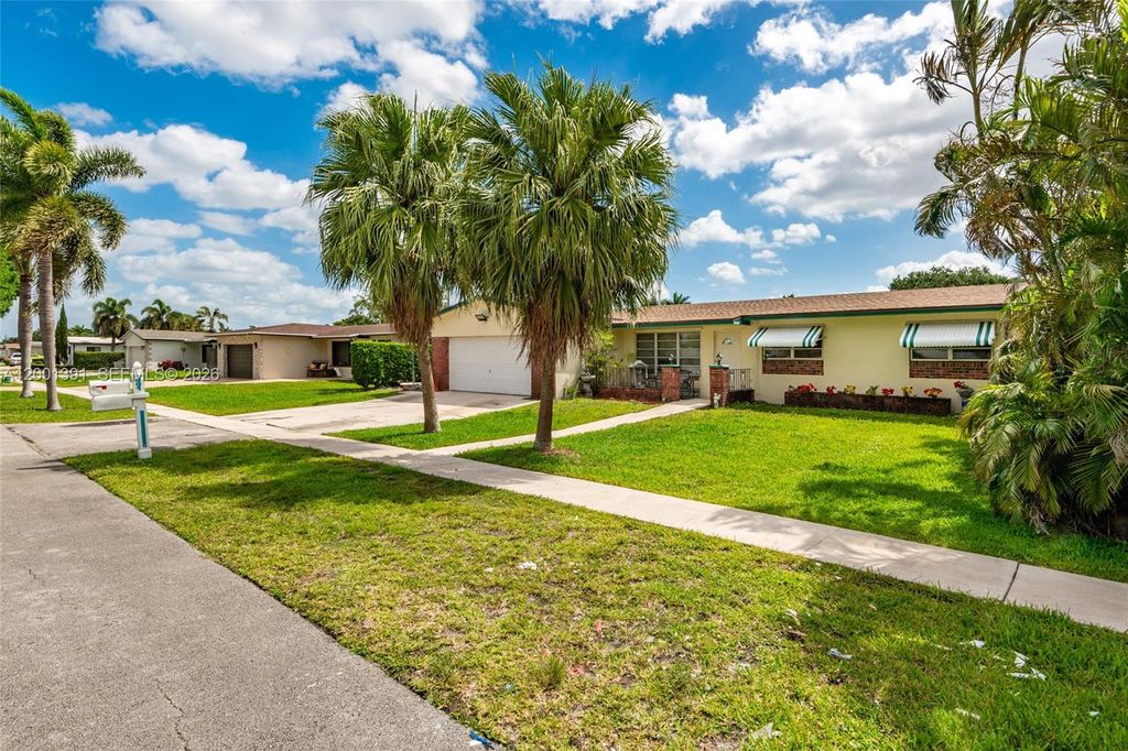 Photo of 401 NW 93rd Ave, Pembroke Pines, FL 33024 (MLS # A12001391)