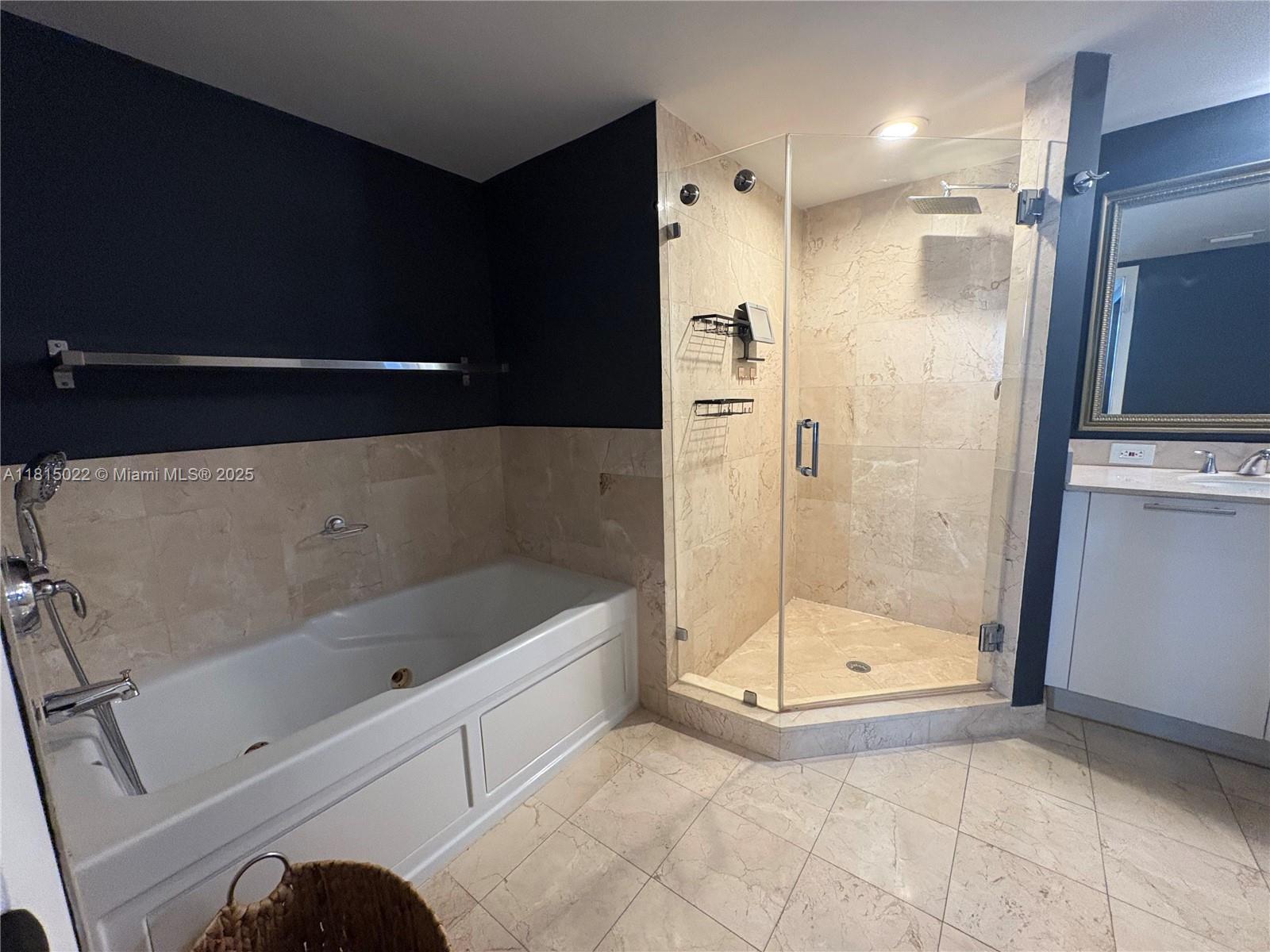 1800 CLUB CONDO - Residential Lease