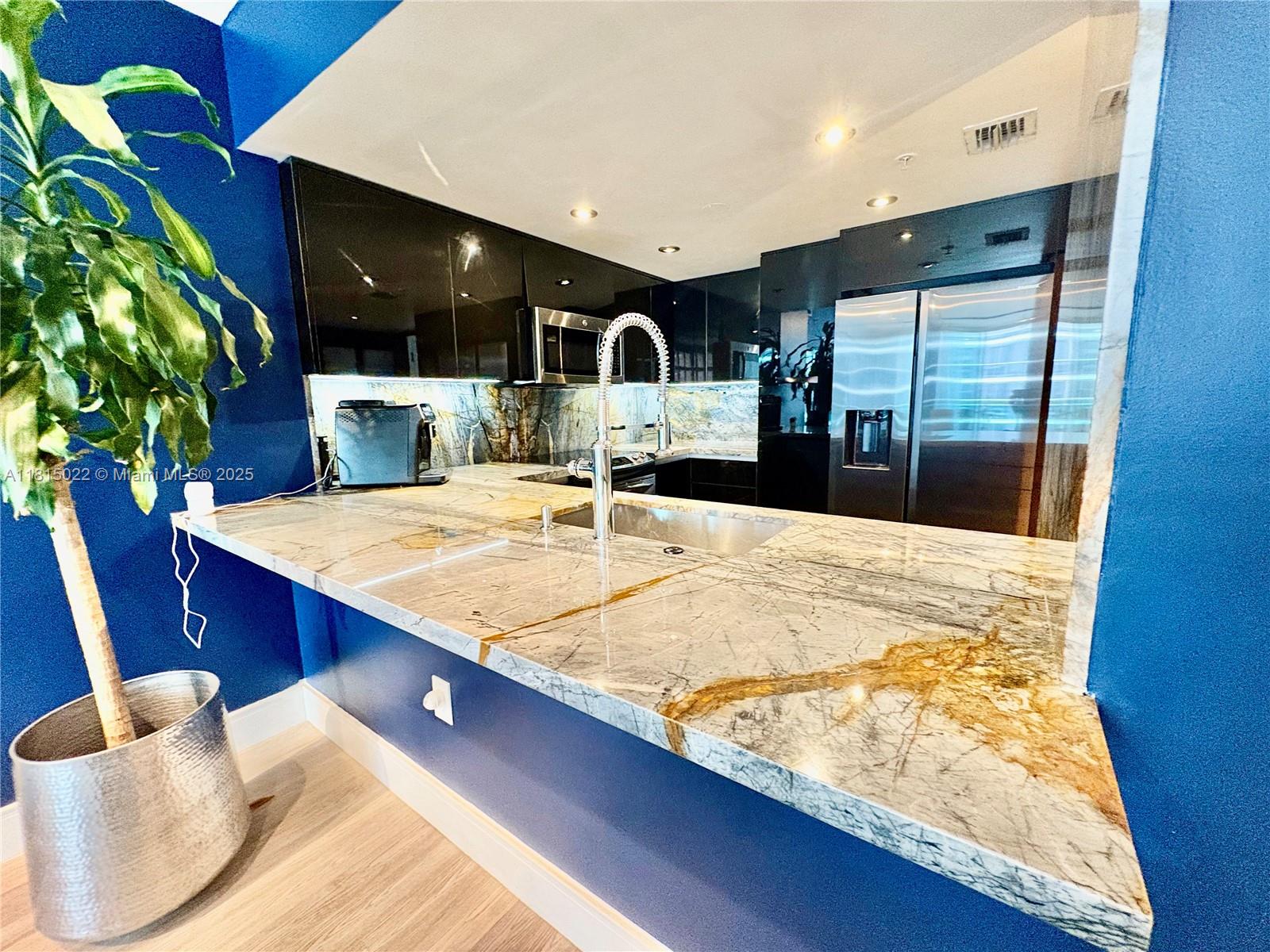 1800 CLUB CONDO - Residential Lease