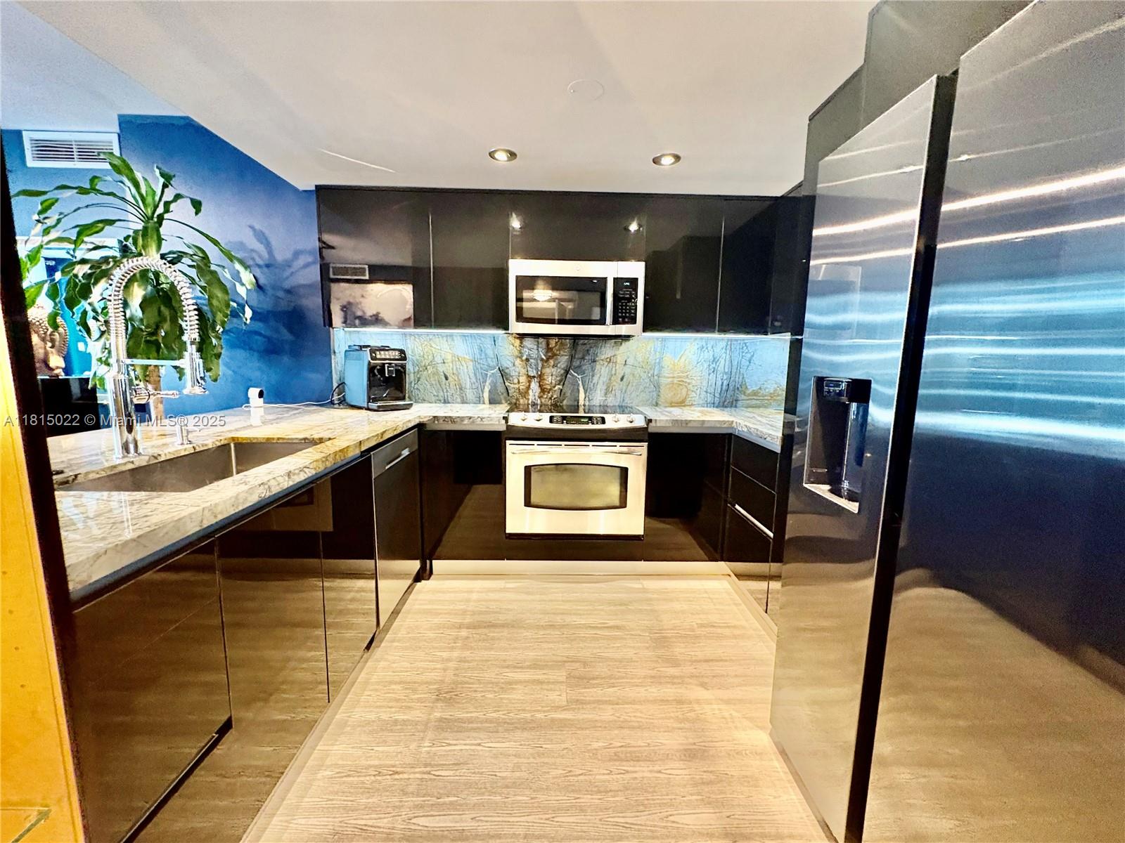 1800 CLUB CONDO - Residential Lease