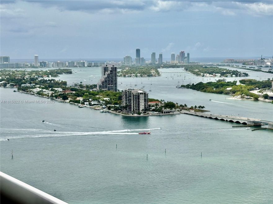 VERY SPACIOUS 2/2 W/1374 AC SPACE +255 SQFT IN TERRACE W/BEAUTIFUL VIEWS OF THE BAY & CITY. HARDWOOD  FLOORS & MARBLE FLOOR IN BATHS. SPLIT BEDROOM, SPECTACULAR NEW OPEN KTCHEN W/GRANITE & SS, 3  WALK-IN CLOSETS, MASTER BATH W/SHOWER + JET TUB. CABLE, INTERNET, WATER & 1 PARKING (MORE AVAILABLE FOR+) INCLUDED IN RENT. FULL SERVICE BUILDING W/VALET, DOORMAN, SECURITY, POOL ATTENDANT, STATE-OF-TE-ART-GYM. WALK TO PARK, RESTAURANTS, CAFES, BANKS ,PUBLIX, PEOPLE-MOVER, NIGHTLIFE, AAA, PAC ...5 MINUTES TO DOWNTONN, BRICKELL, SOUTH BEACH, WYNWOOD, MIDTOWN & THE DESIGN DISTRICT.