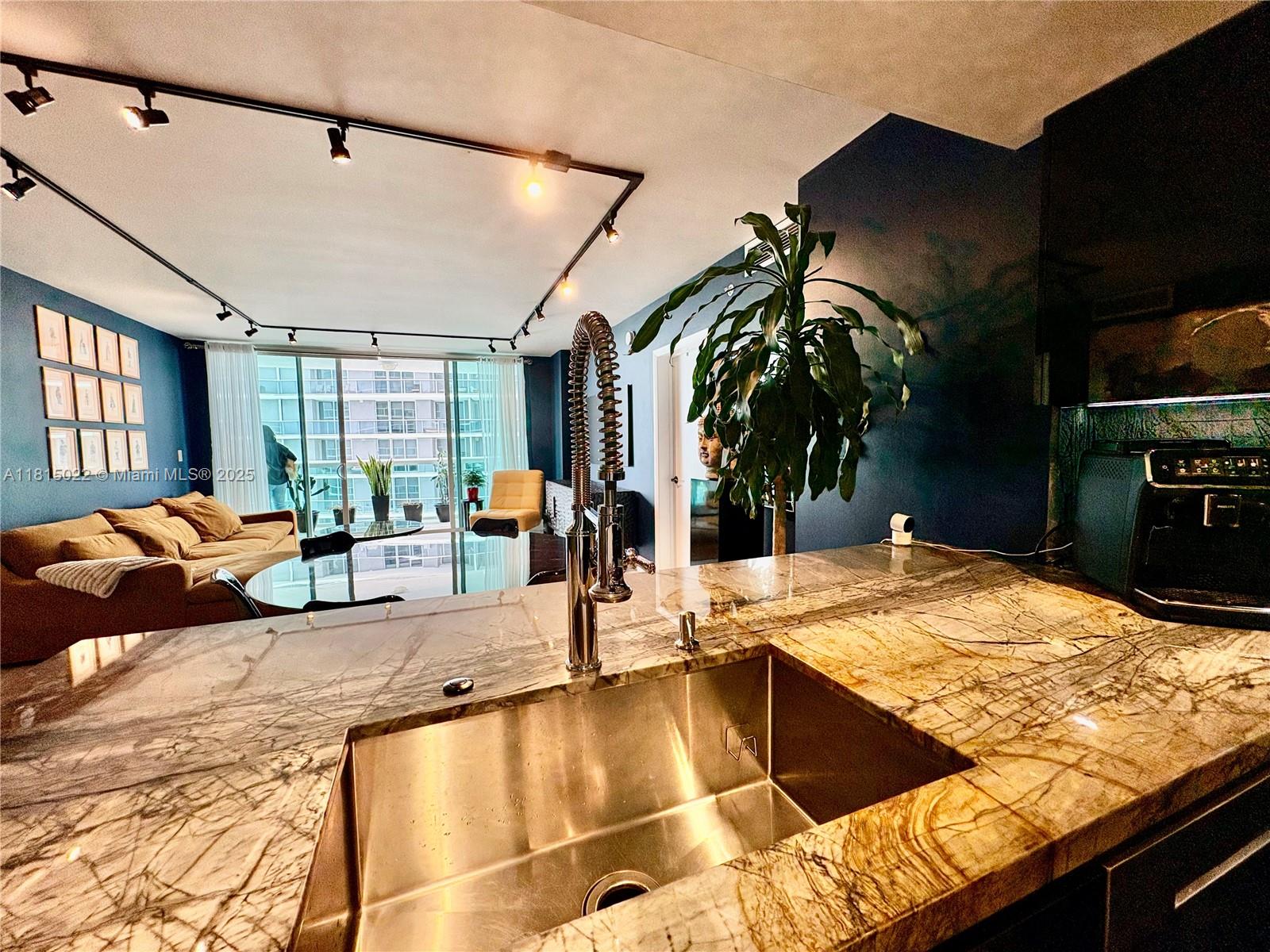 1800 CLUB CONDO - Residential Lease