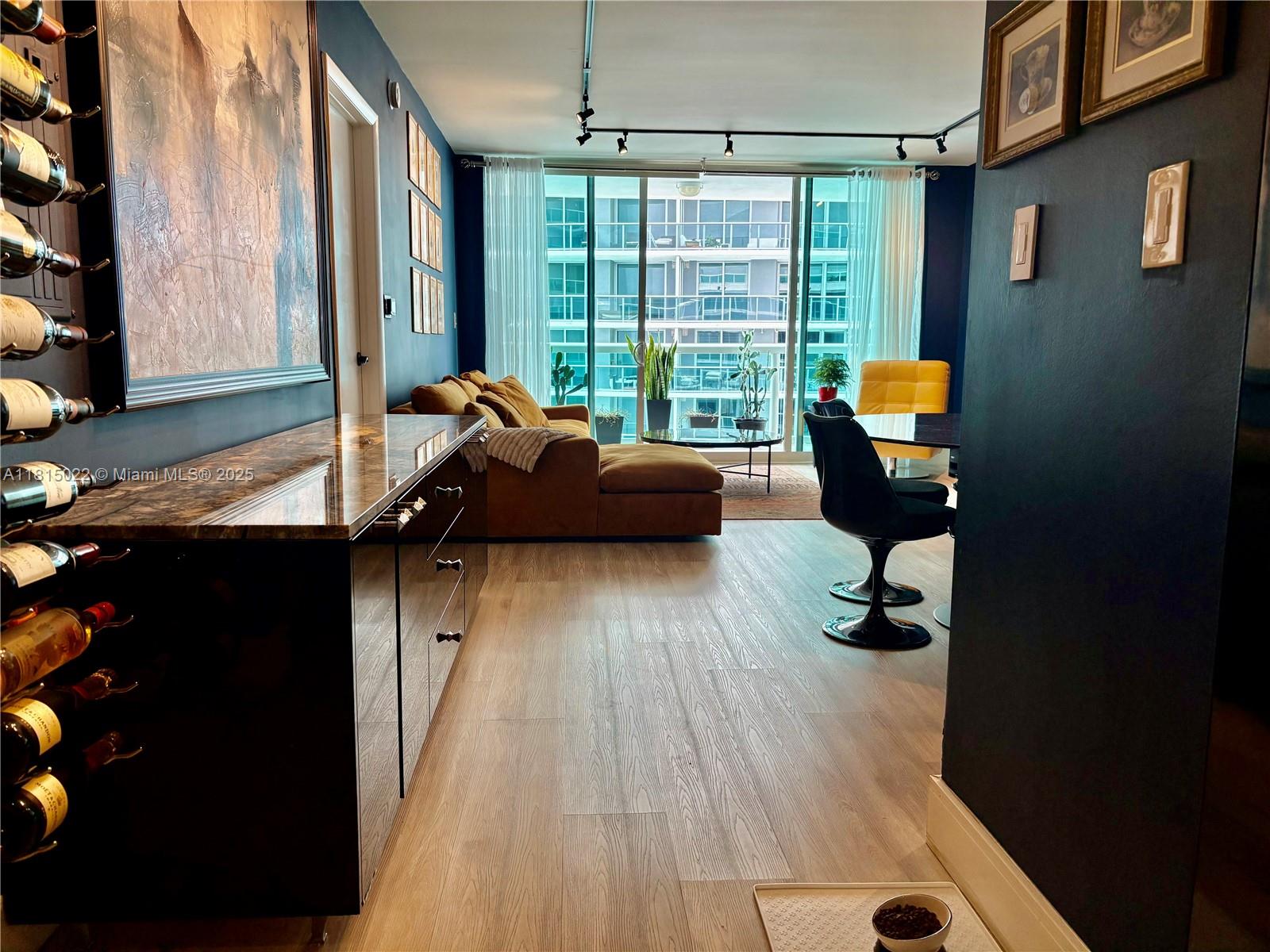 1800 CLUB CONDO - Residential Lease
