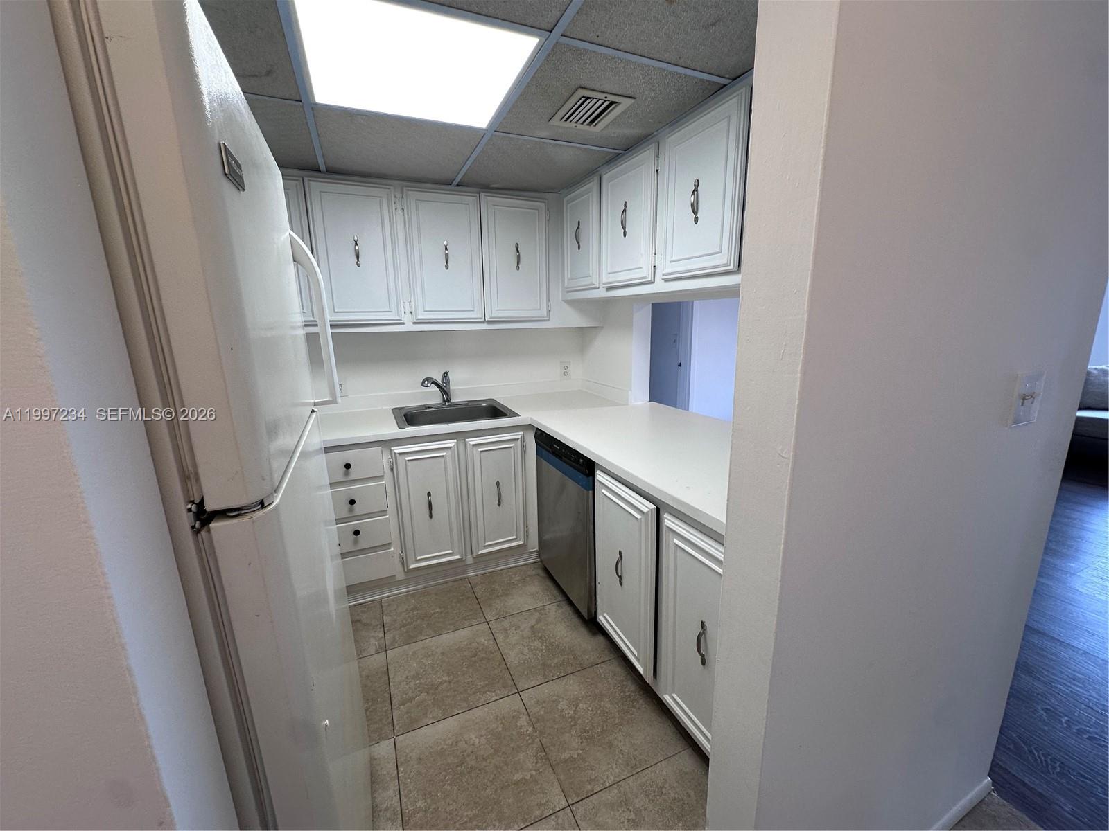 TOWN SQUARE CONDO - Residential Lease