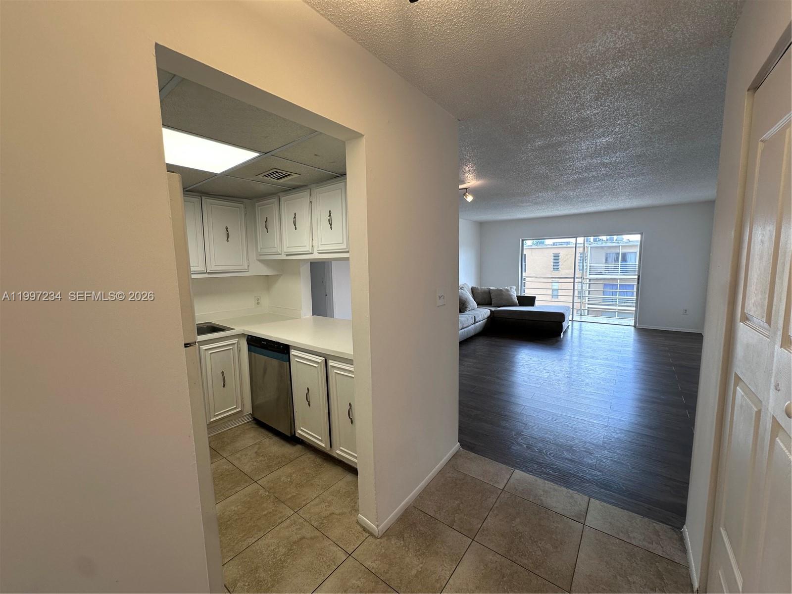 TOWN SQUARE CONDO - Residential Lease