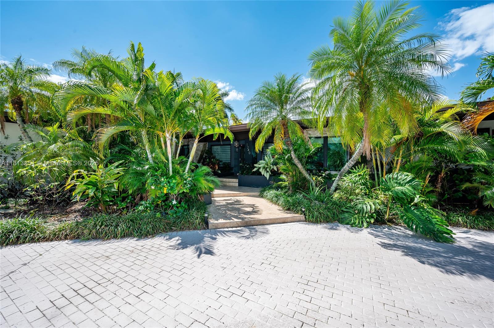 1240 Campamento Ave