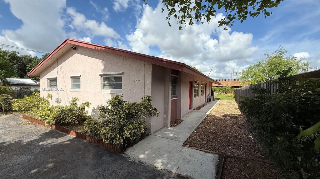 Photo of 4235 SW 62nd Ave #E, Davie, FL 33314 (MLS # A11826369)