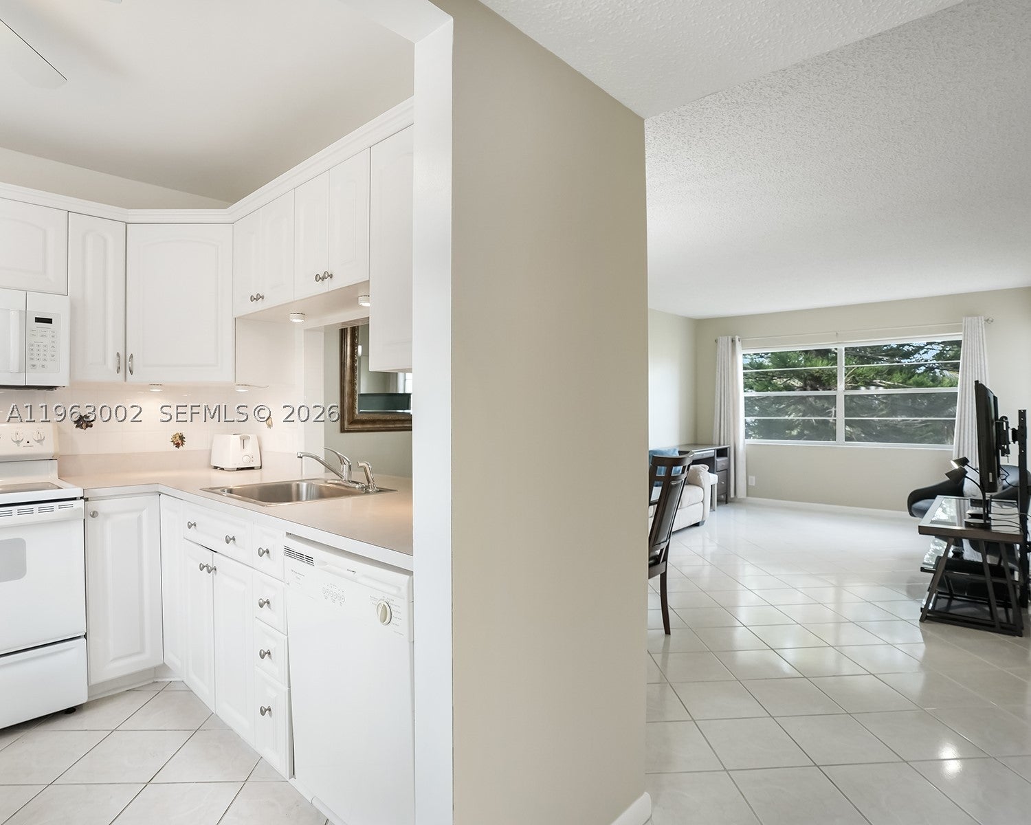 4805 NW 35th St 506, Lauderdale Lakes FL 33319
