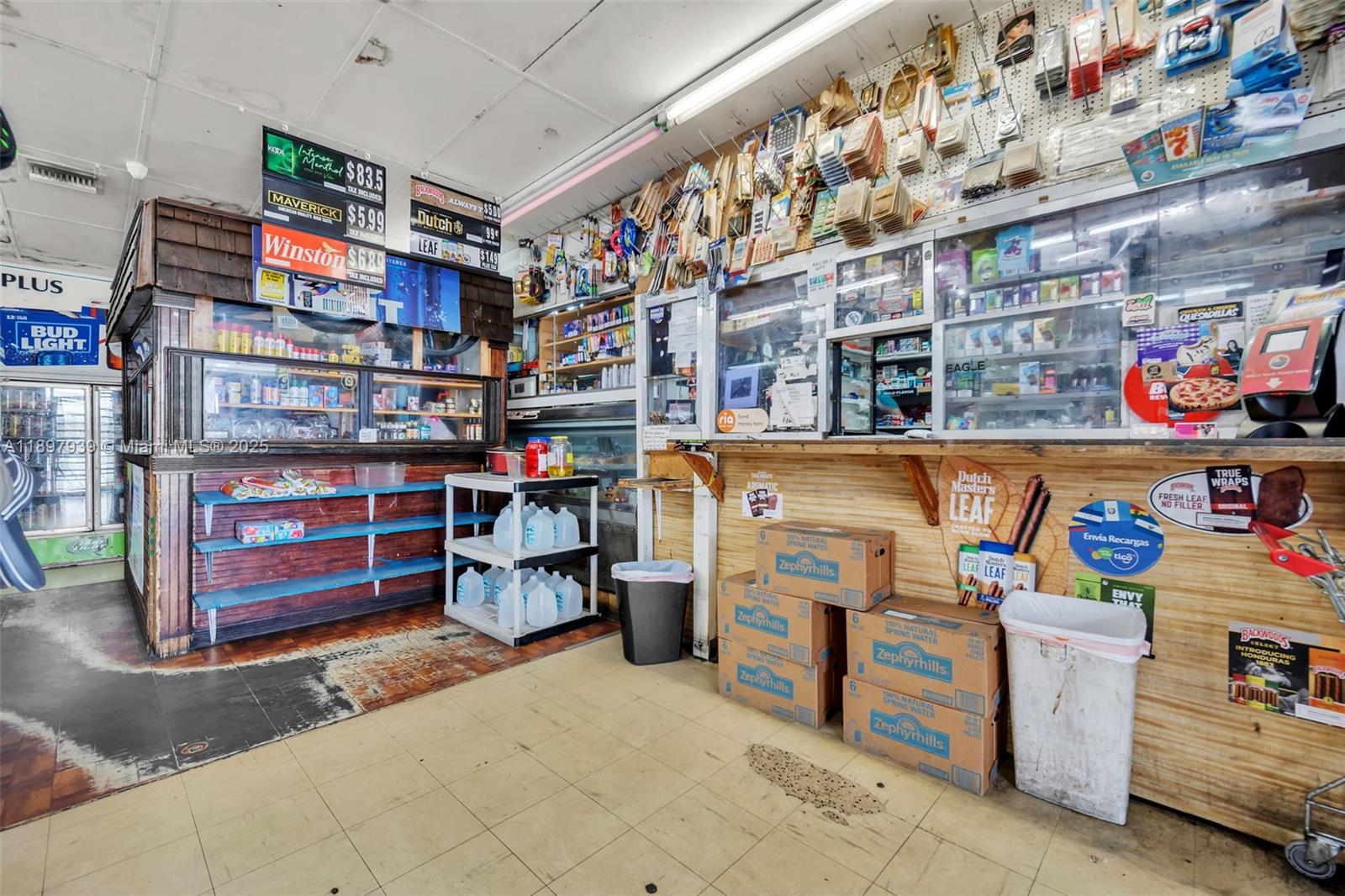 Main image without alt text