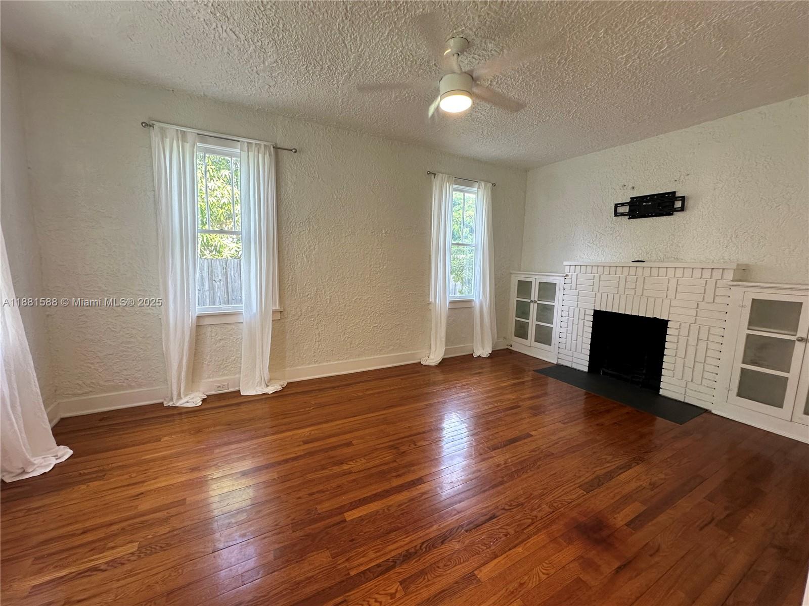 Welcome to this cozy and charming 2-bedroom, 1-bathroom home located in the heart of Fort Lauderdale. This bright and inviting duplex features a spacious layout and a large fenced backyard, perfect for outdoor living, pets, or entertaining.
Enjoy rapid approval and move in hassle-free with just 2 deposits required.