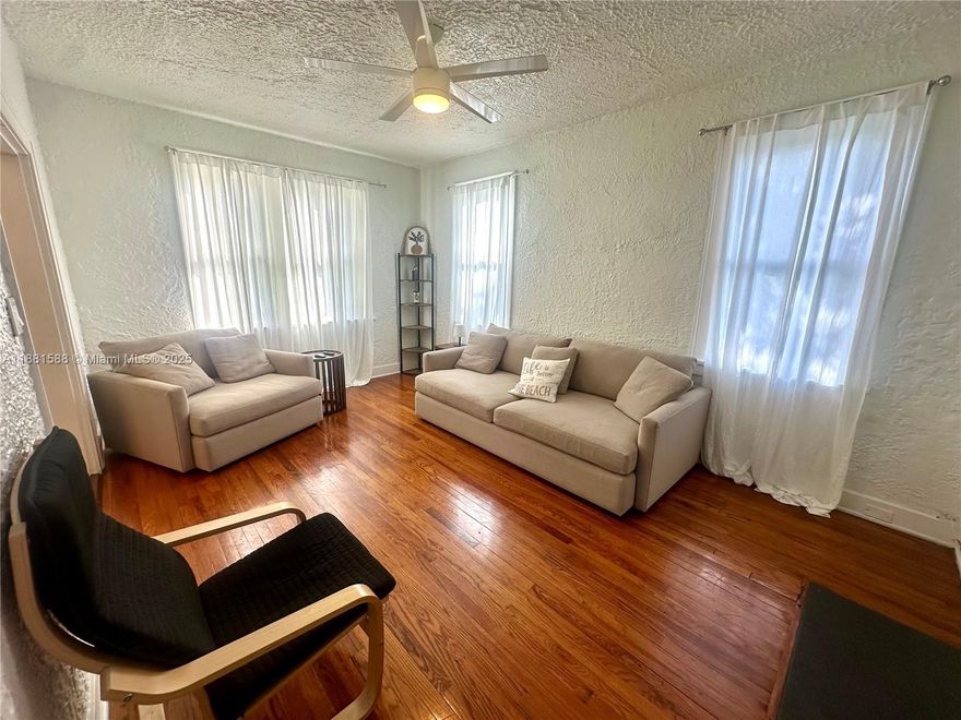 Welcome to this cozy and charming 2-bedroom, 1-bathroom home located in the heart of Fort Lauderdale. This bright and inviting duplex features a spacious layout and a large fenced backyard, perfect for outdoor living, pets, or entertaining. Fully furnished. Available for long or short term.
Enjoy rapid approval and move in hassle-free with just 2 deposits required. Short term available