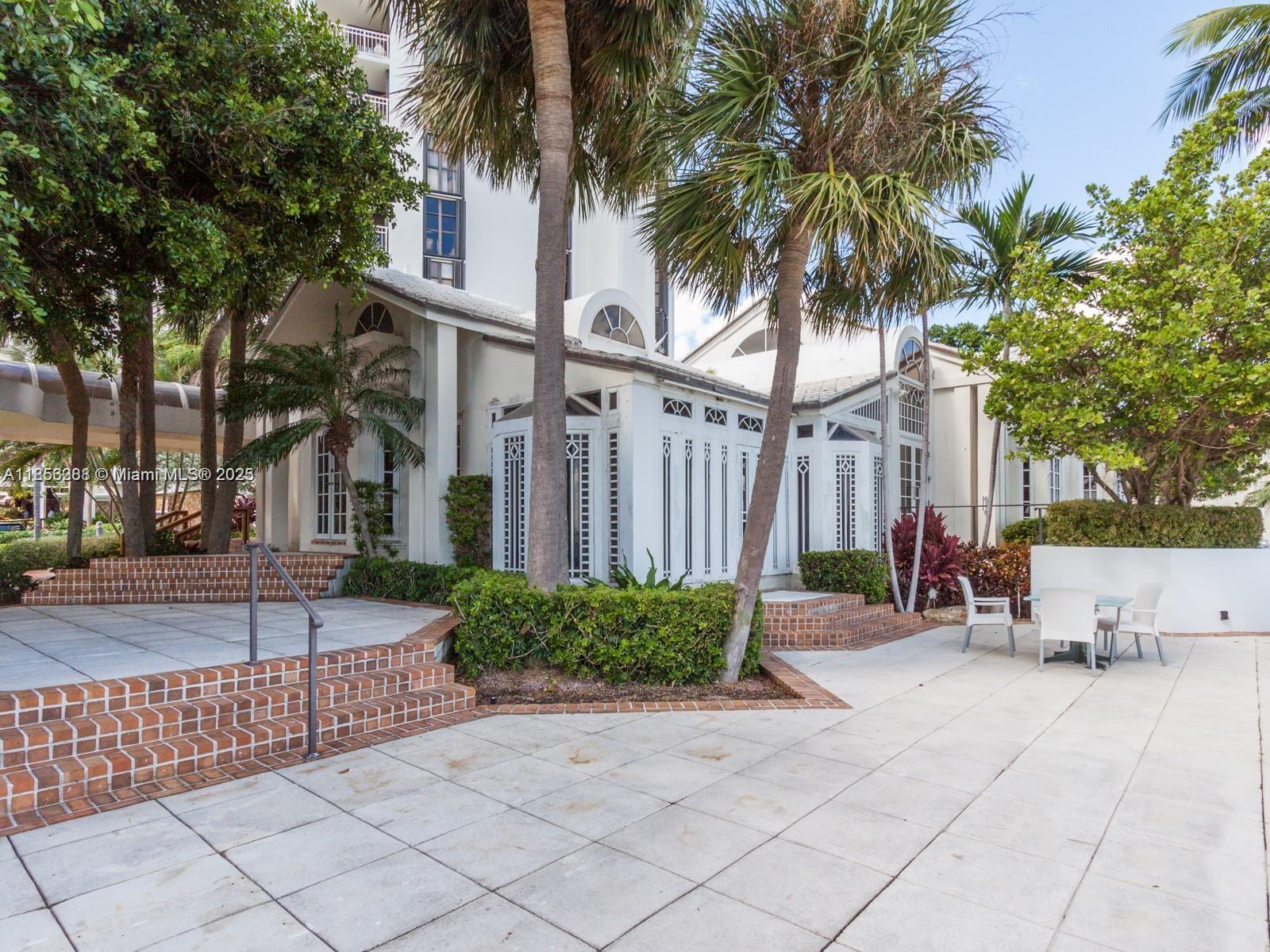 TOWERS OF QUAYSIDE CONDO - Residential