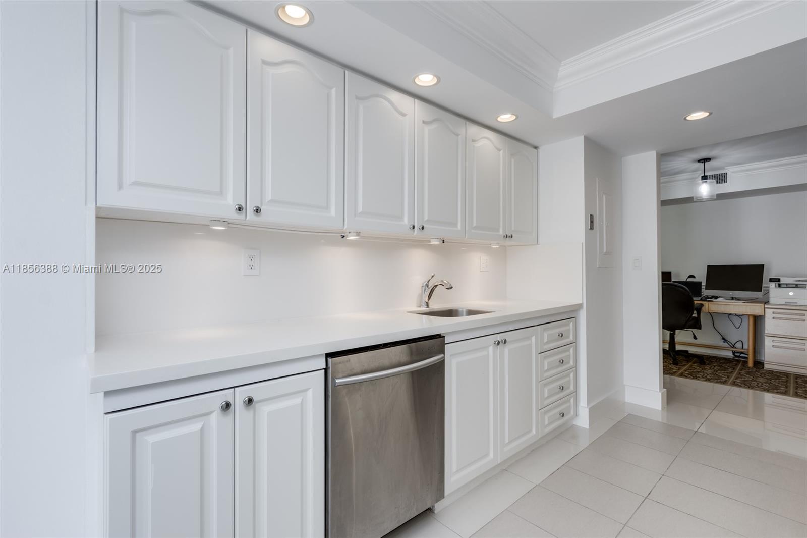 TOWERS OF QUAYSIDE CONDO - Residential