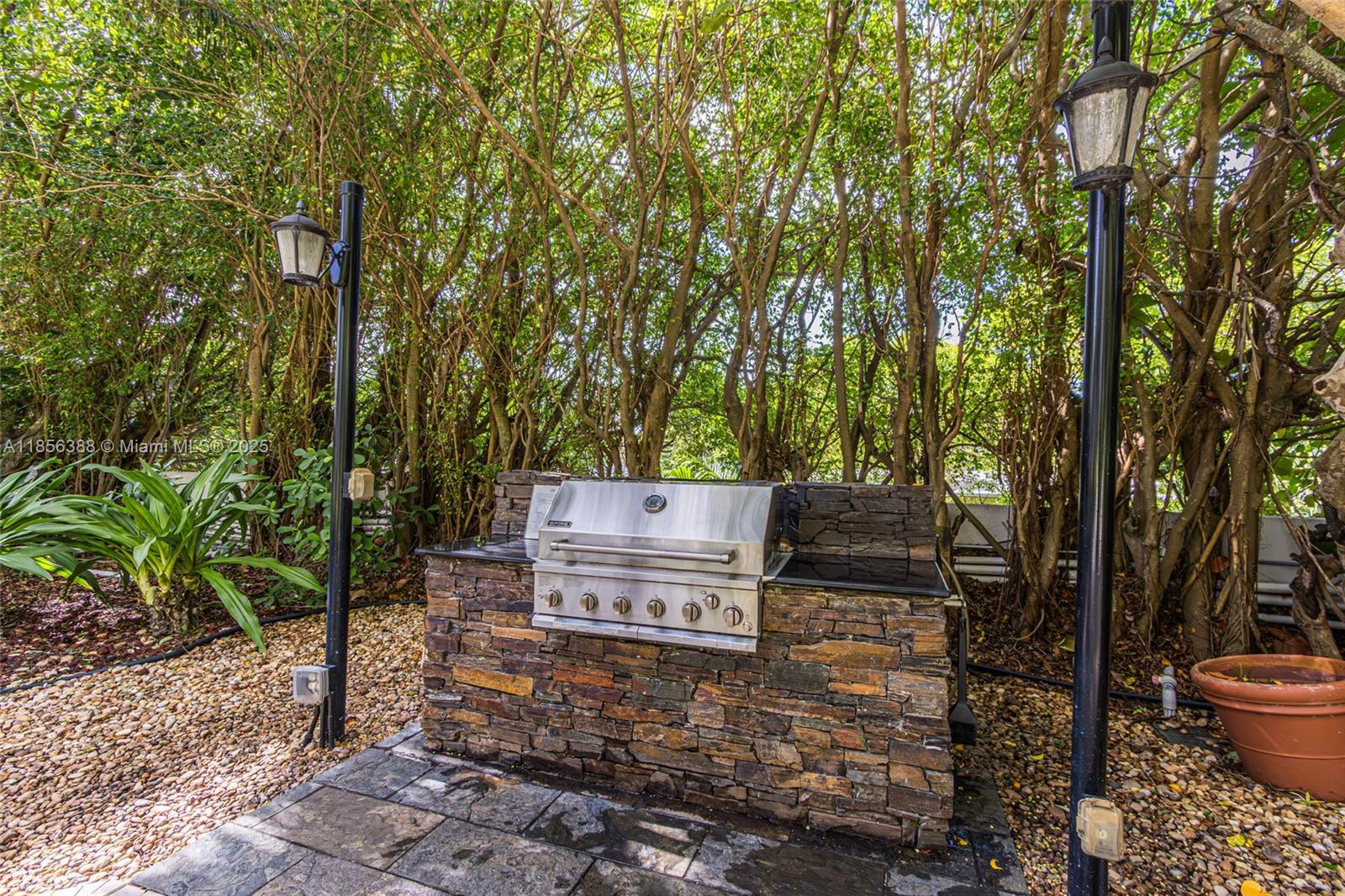 TOWERS OF QUAYSIDE CONDO - Residential