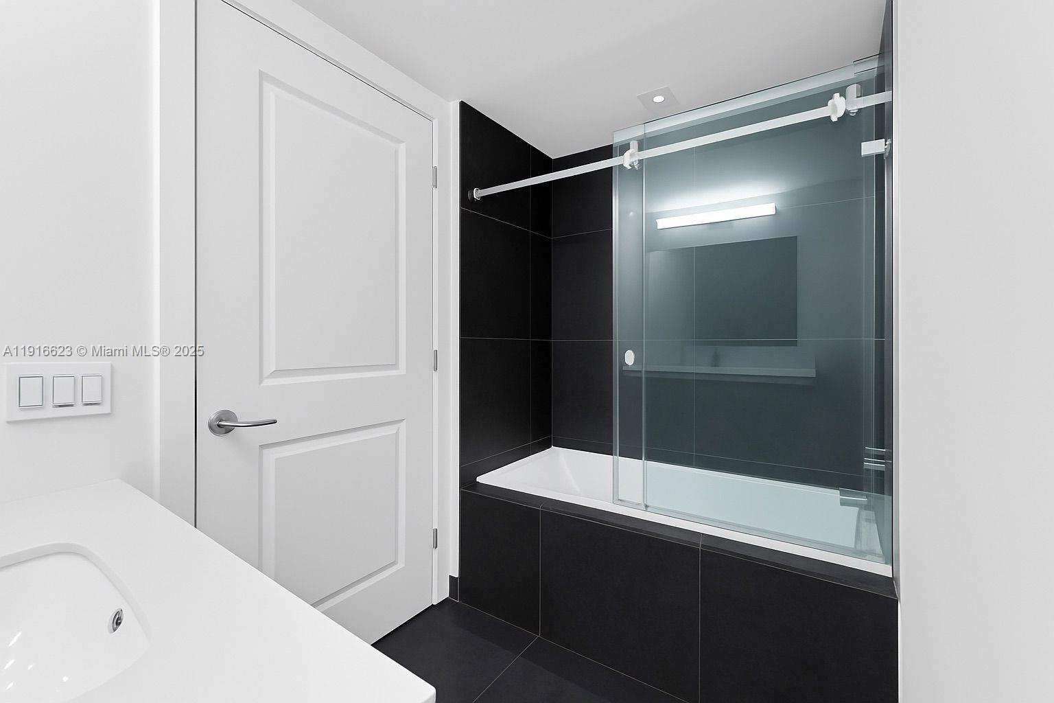 CANVAS CONDO - Residential