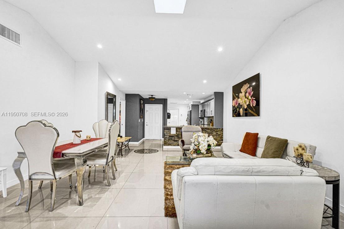 KINGS COURT WEST - Residential