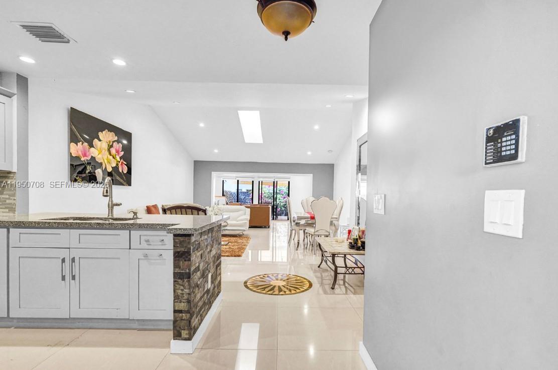 KINGS COURT WEST - Residential