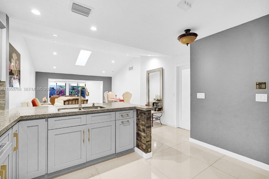 KINGS COURT WEST - Residential