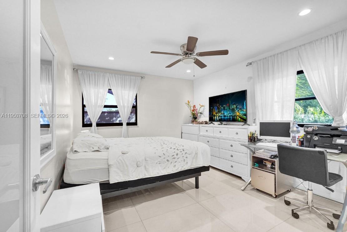 KINGS COURT WEST - Residential