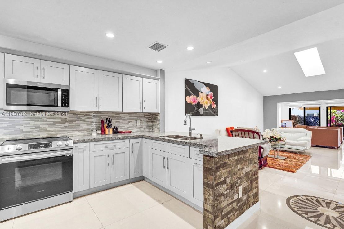 KINGS COURT WEST - Residential