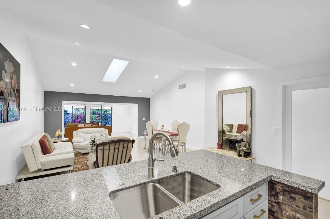 KINGS COURT WEST - Residential