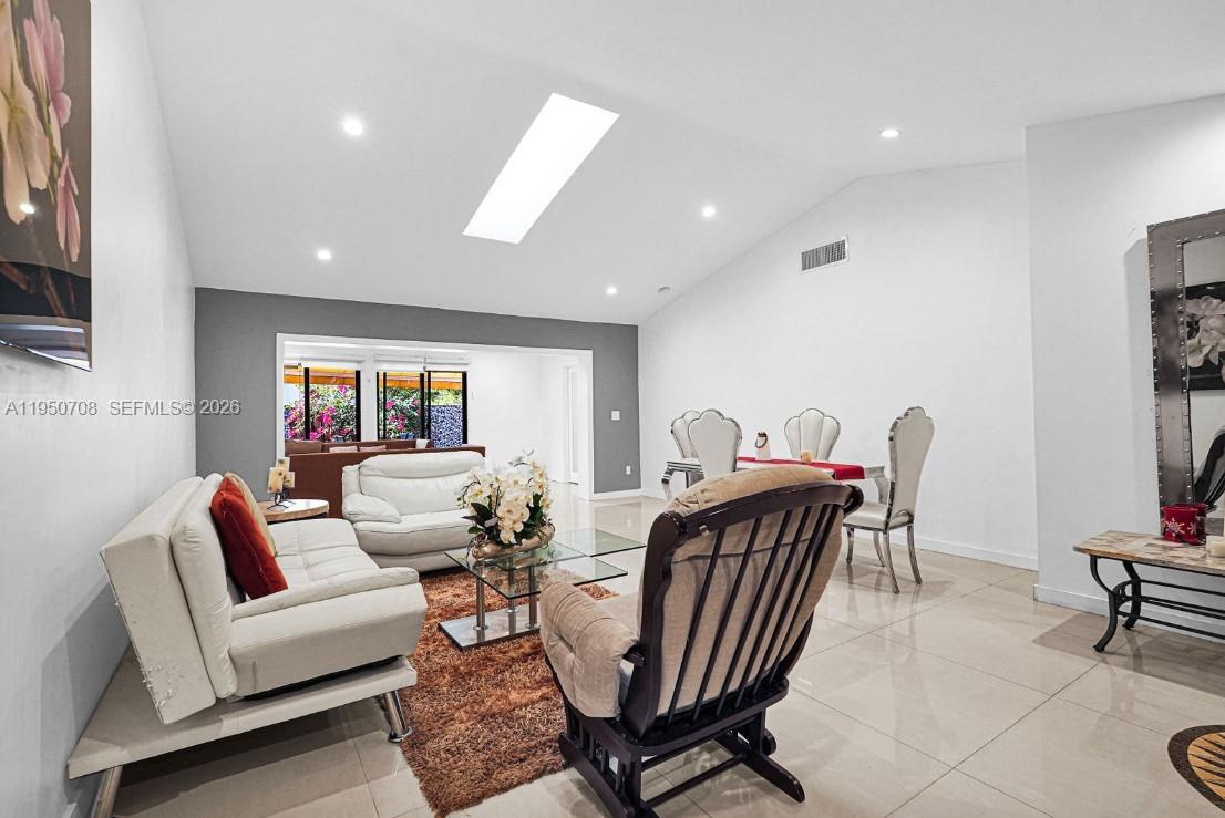 KINGS COURT WEST - Residential