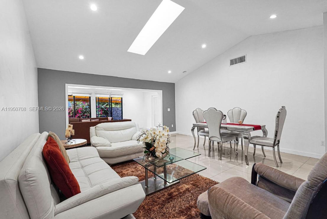 KINGS COURT WEST - Residential